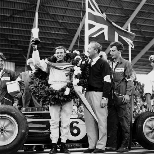 Podium du GP Grande Bretagne avec Colin Chapman et un mécanicien Lotus Podium du GP Grande Bretagne avec Colin Chapman et un mécanicien Lotus